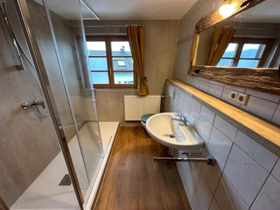 Charmante Farbenfrohe Wohnung Fuer Zwei Fischbachau Eksteriør billede